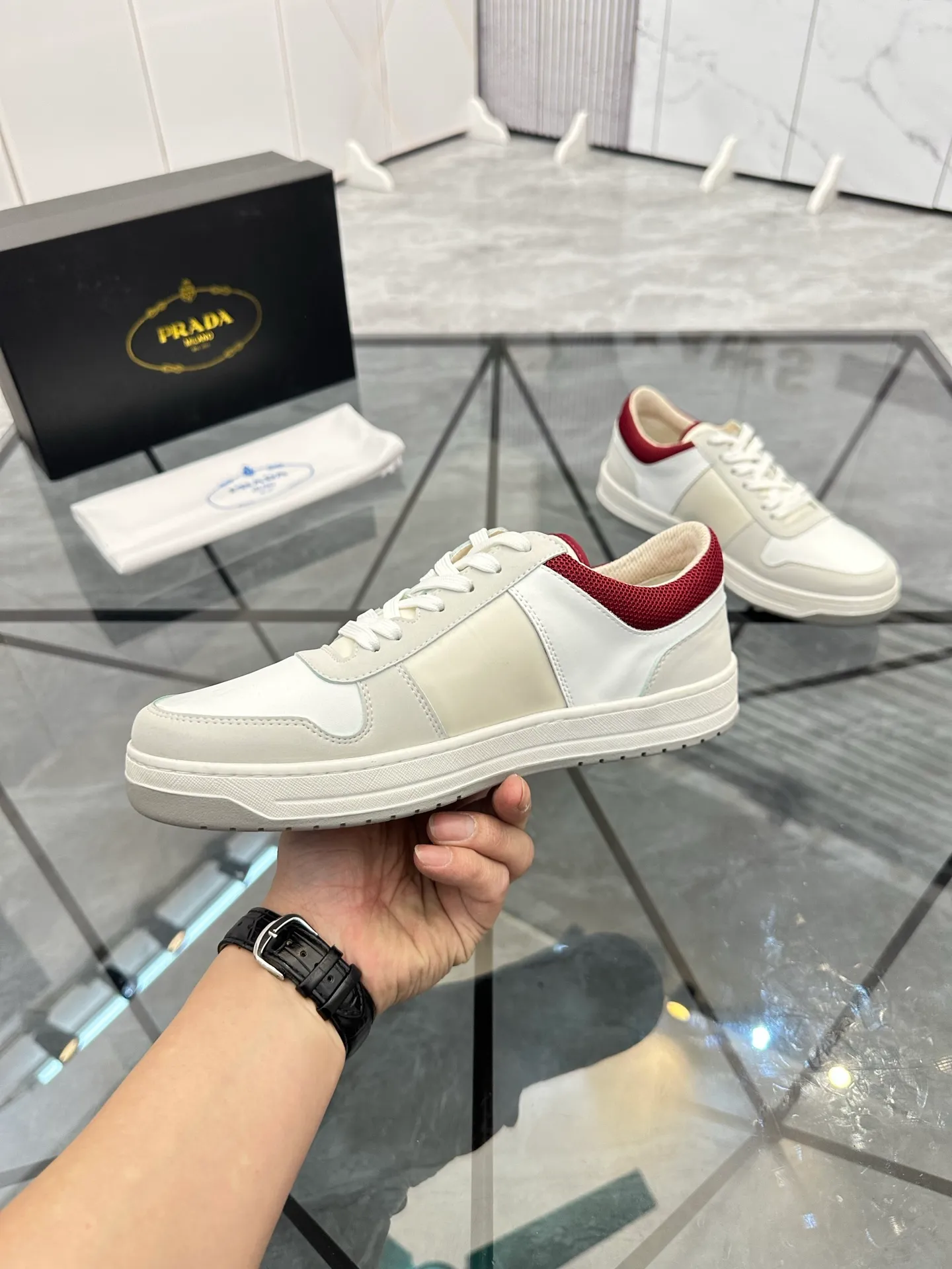 Men's shoes: 💰P420¥ Product trademark: Prada *"Prada*" low-top casual shoes Regular size: 38-44 (can be customized to 45) Product materials: imported cowhide upper with original fabric, breathable lining, original outsole. Number: 020